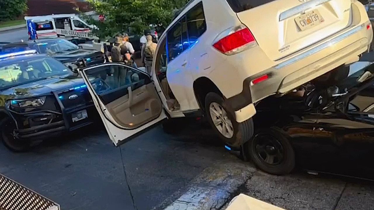 Abgehoben-Fluchtauto-landet-bei-Verfolgungsjagd-auf-Polizeiwagen