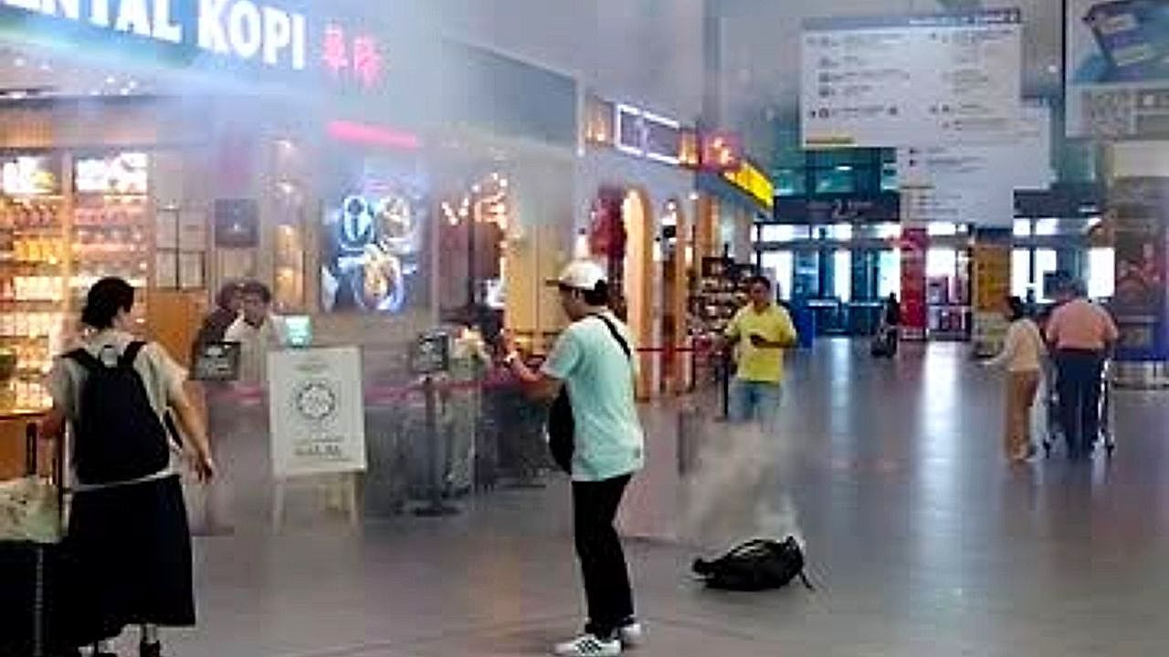 Video: Powerbank qualmt plötzlich: Herrenlose Tasche löst in Kuala Lumpur Alarm aus