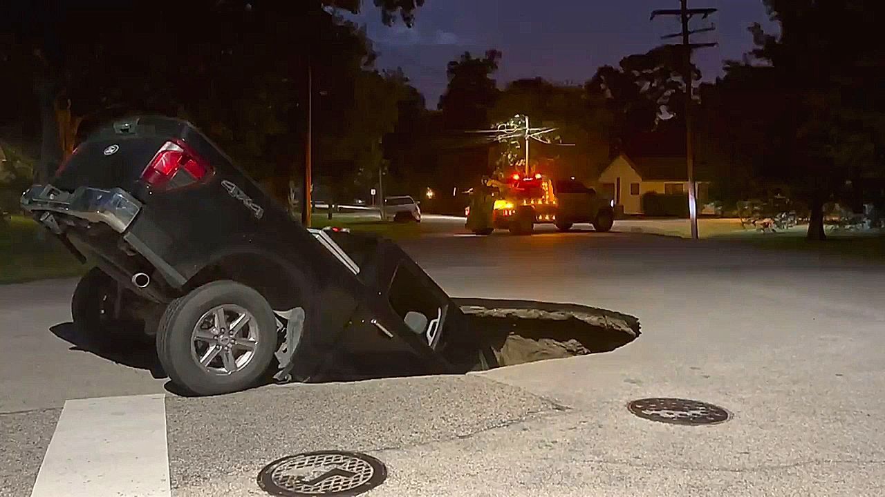 Video: Straße bricht ein: Riesiges Senkloch verschluckt Pick-up in Texas