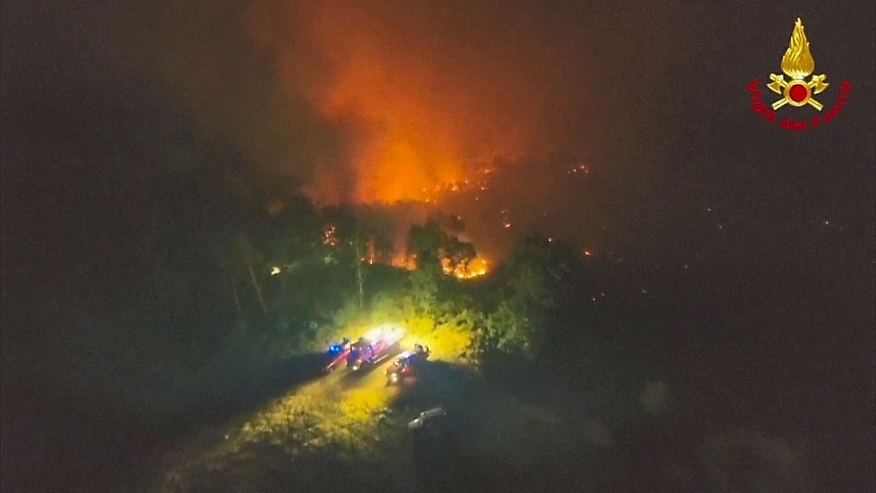 Video: Waldbrand bei Canossa: Italien kämpft gegen Hitze und Feuer