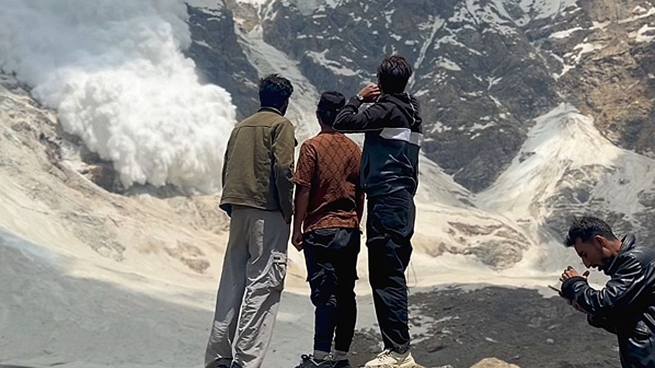 Video: Schneemassen am Nanga Parbat: Freunde fliehen vor gewaltiger Lawine in Pakistan