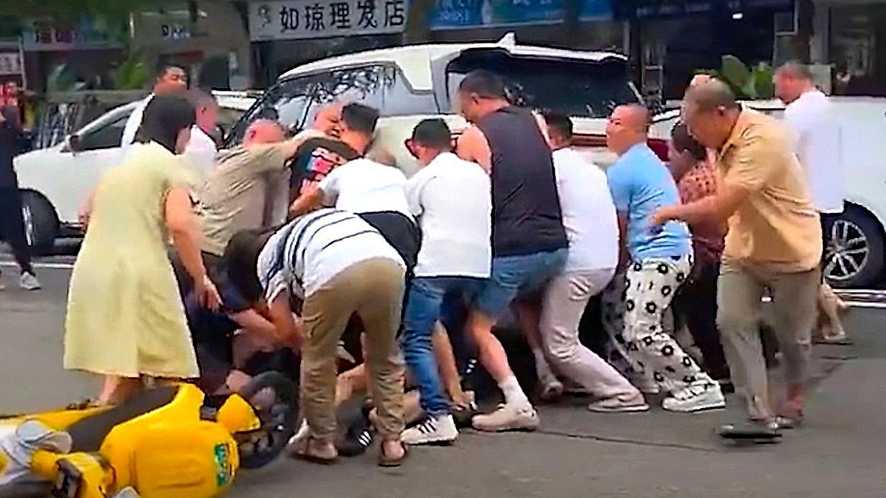 Video: Gemeinsame Kraftanstrengung: Passanten retten unter SUV eingeklemmtes Mädchen