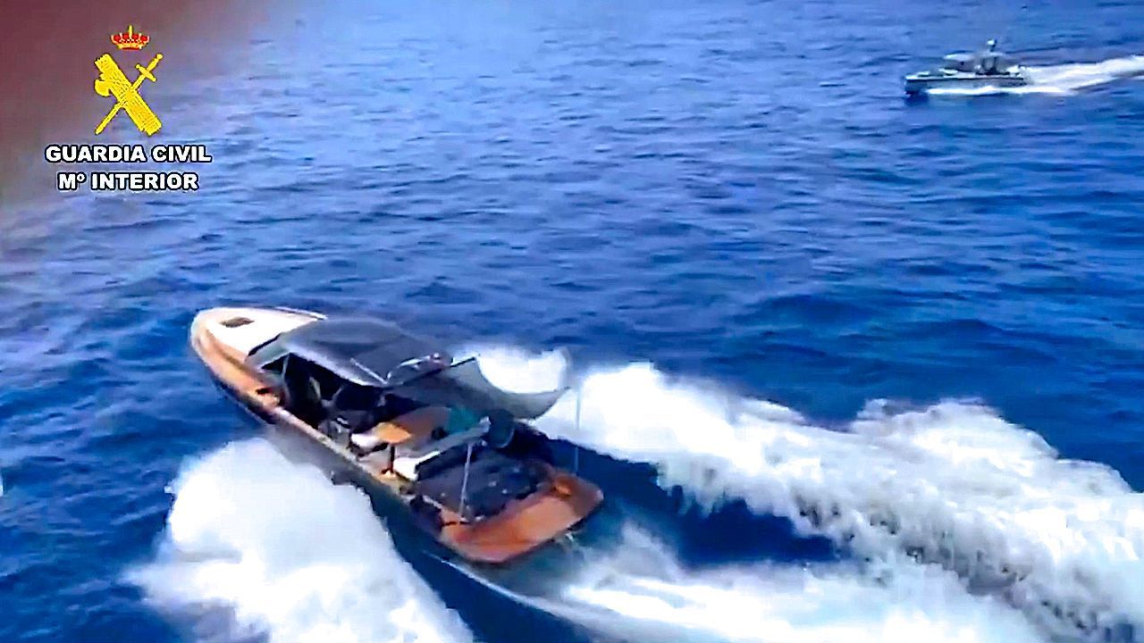 Video: Rasante Verfolgungsjagd vor Ibiza: Polizei jagt gestohlene Luxusjacht