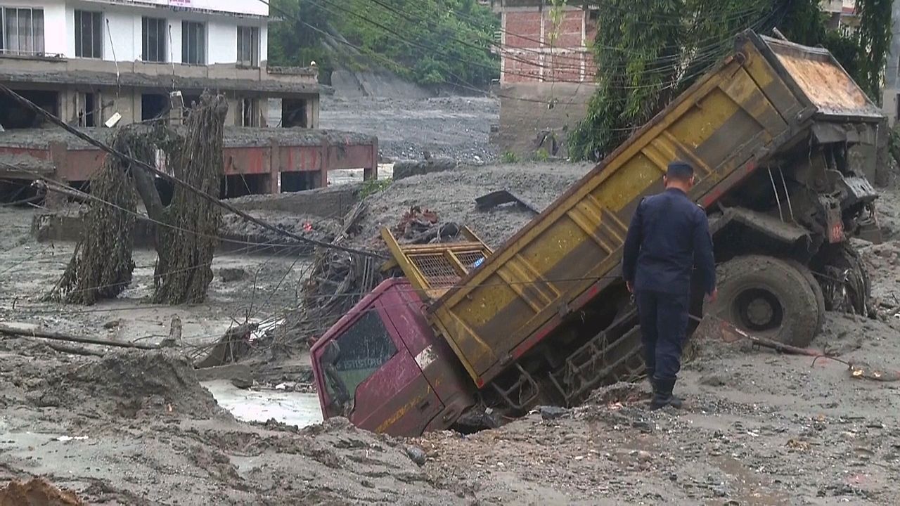 Video: Neue Flut im Katastrophengebiet droht – Zahl der Toten in Nepal steigt weiter