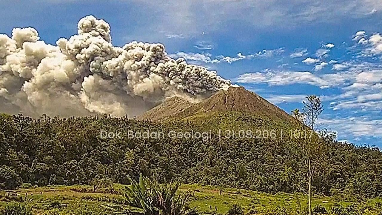Video: 3.500 Meter hohe Aschewolke: Vulkan Sinabung auf Sumatra ausgebrochen