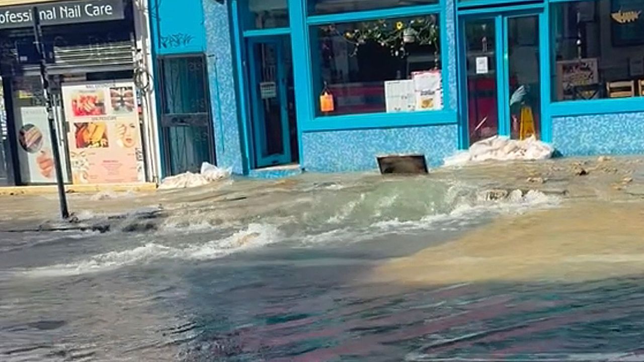 Video: Land unter in Kentish Town: Wasserrohrbruch überflutet Straße in London