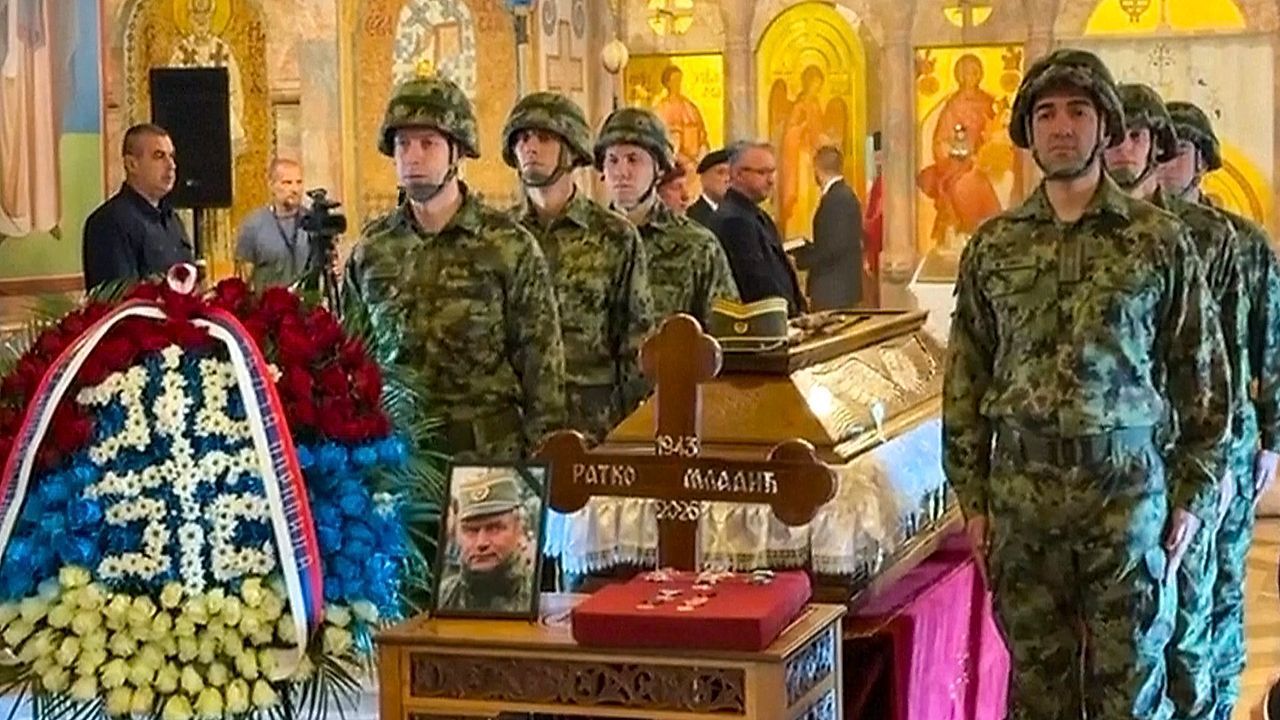 Video: Kriegsverbrecher erhält Ehrenbegräbnis: Mladić in Belgrad beigesetzt