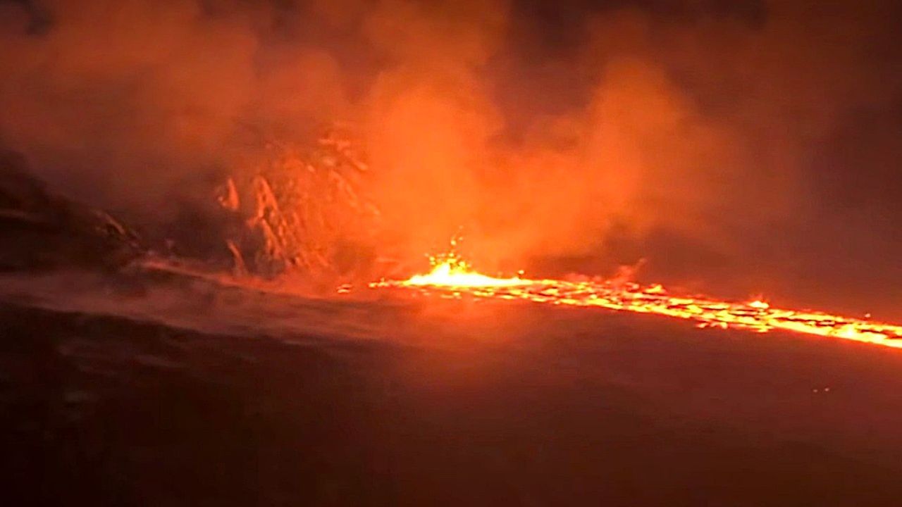 Video: Glühendes Schauspiel: Lava läuft am Kilauea über