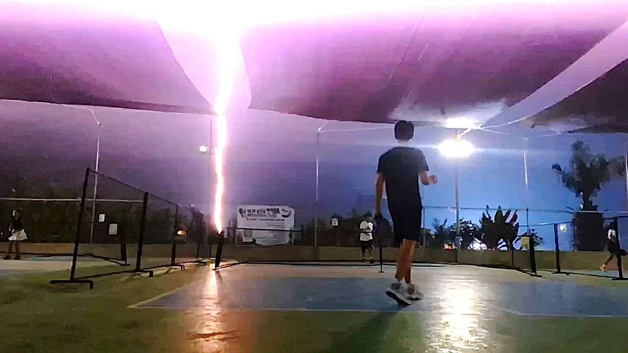 Video: Blitzeinschlag: Pickleball-Match auf den Philippinen endet im Dunkeln