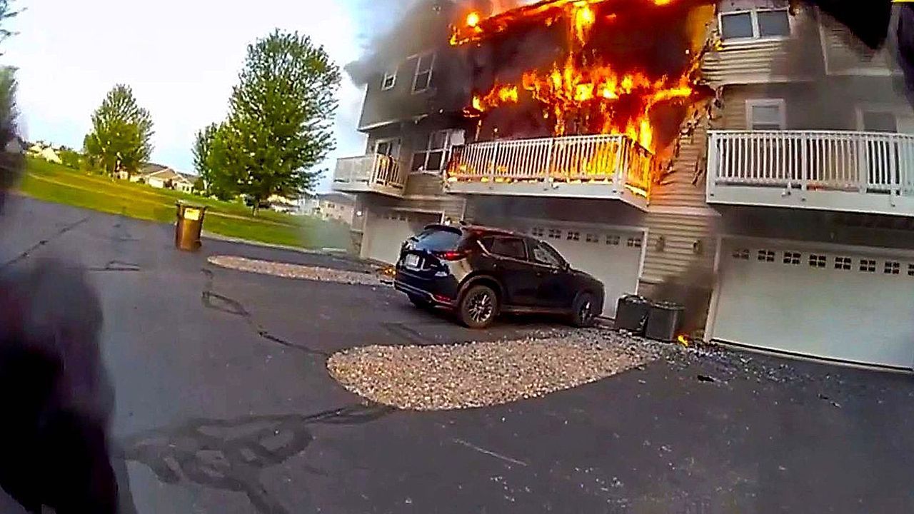 Video: Wisconsin officer breaks into town house to rescue family from spreading fire