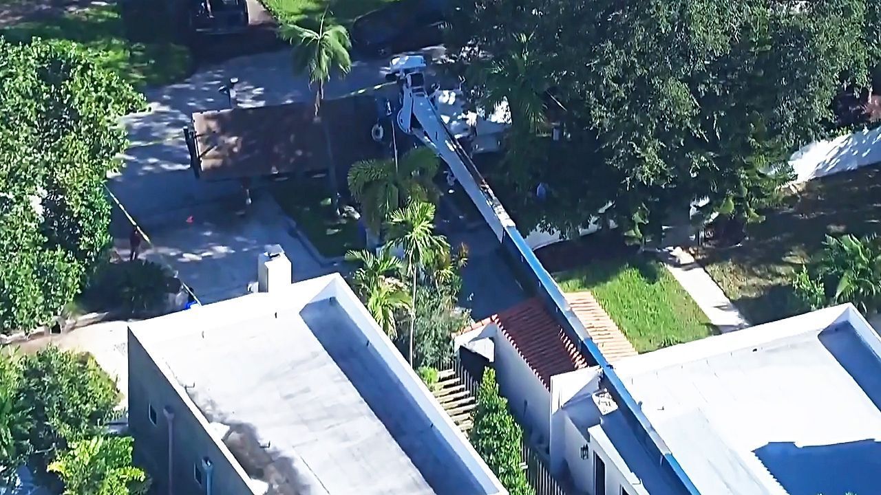 Video: Doppel-Bruchlandung: Zwei Kräne krachen auf Haus in Florida