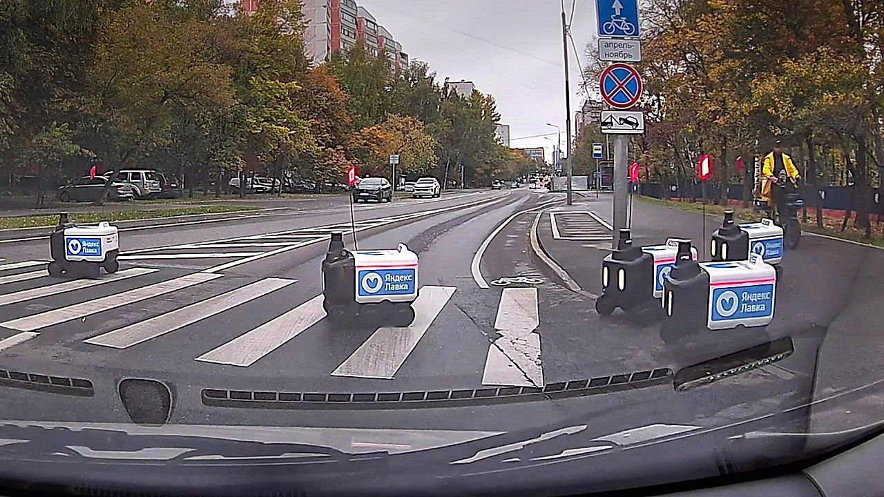 Video: Krasse Kolonne: Autofahrer in Moskau muss für kleine Lieferroboter anhalten