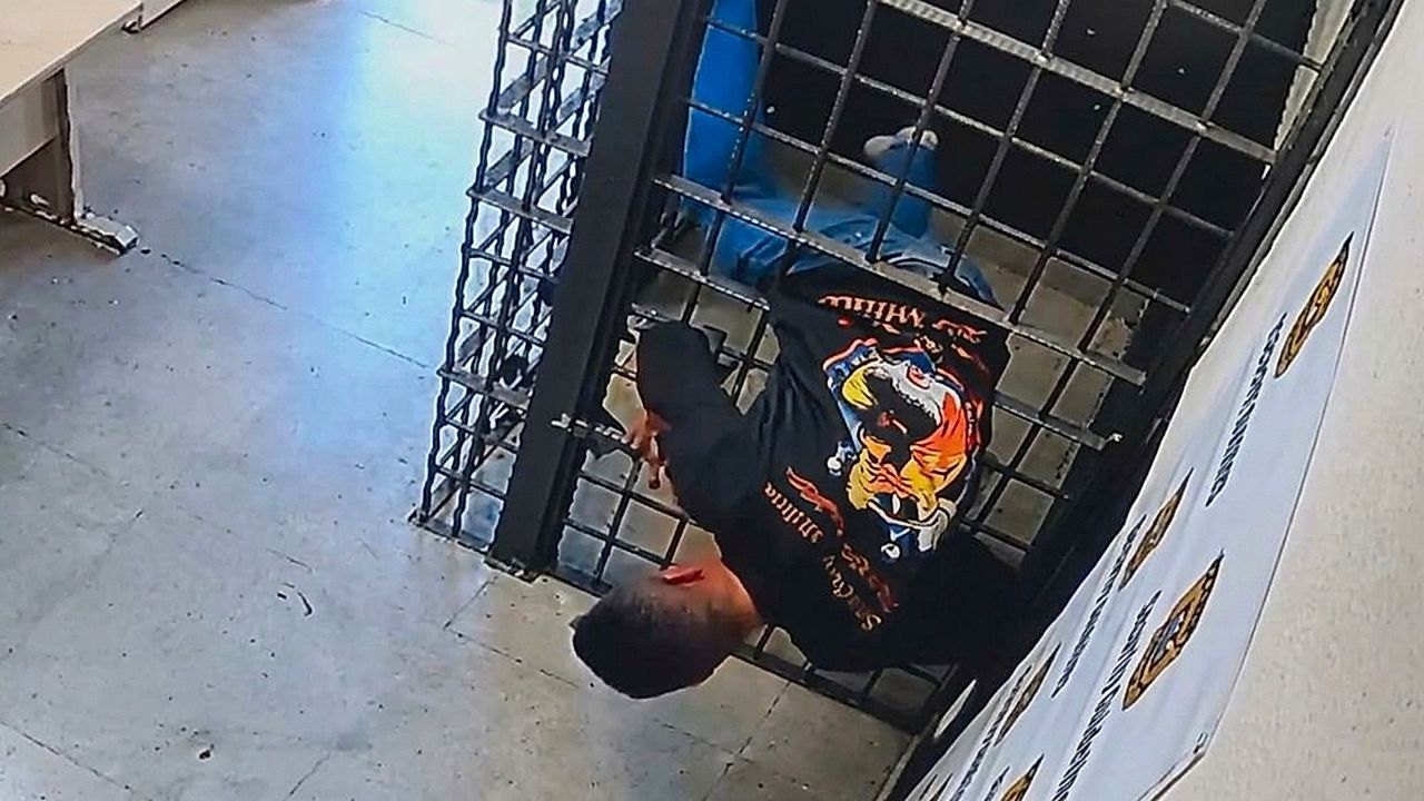 Video: Enge Sache: Häftling zwängt sich in Brasilien durch die Gitterstäbe