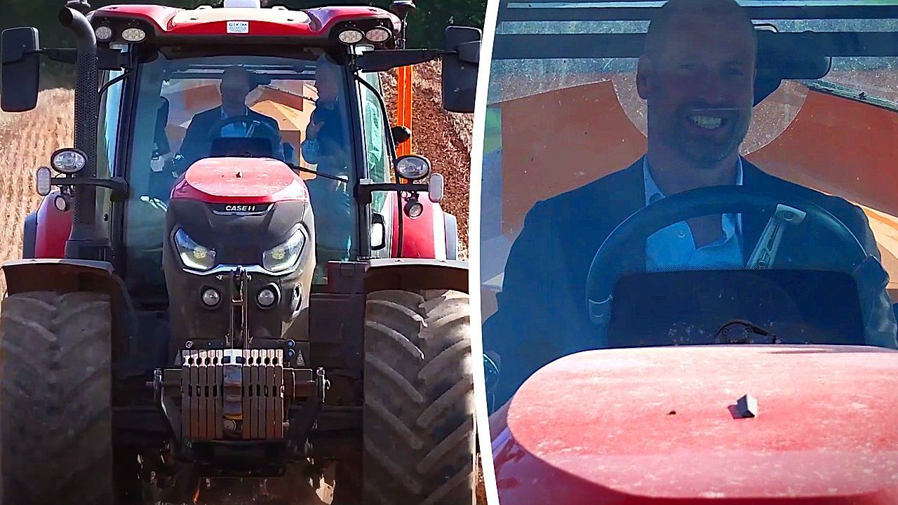 Video: Royal am Steuer: Prinz William hilft mit Traktor auf Bauernhof aus
