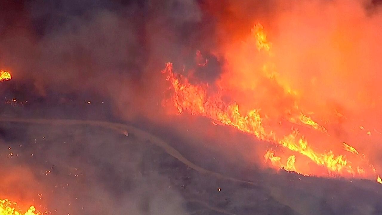 Video: Mehr als 400 Hektar in Flammen: Großer Waldbrand wütet in Kalifornien