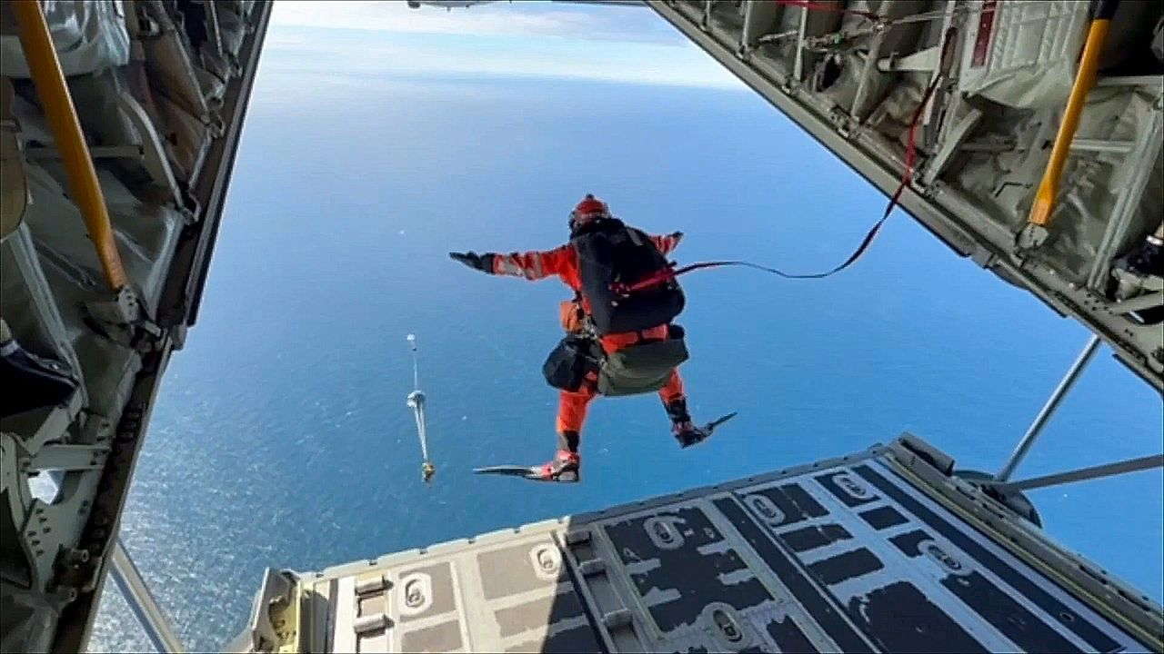 Video: „Guardian Angels“: Alaskas Nationalgarde springt für Fischer in Not aus dem Flugzeug