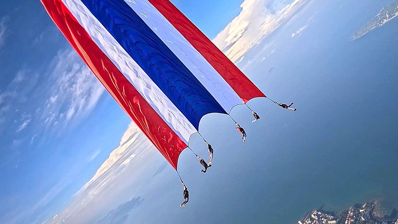 Video: Weltgrößte Flagge im freien Fall: Fallschirmspringer brechen Rekord