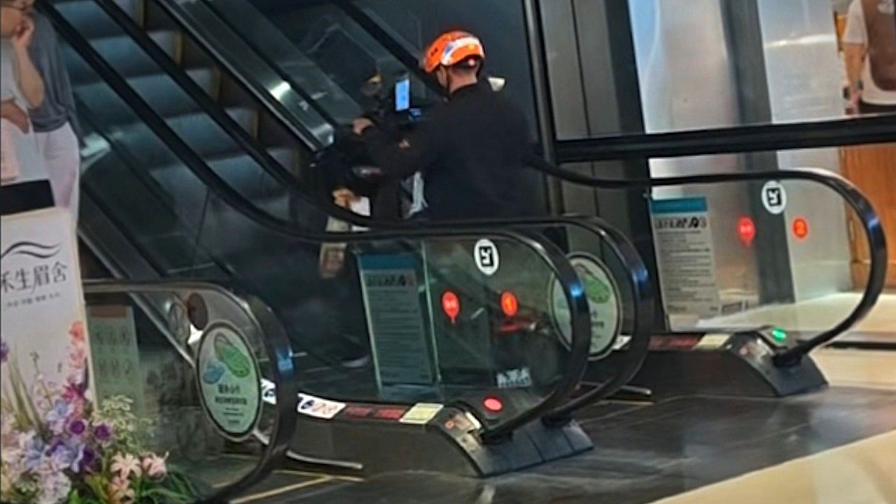 Video: Falsche Abkürzung: Lieferfahrer nimmt Roller mit auf die Rolltreppe – das hat Folgen