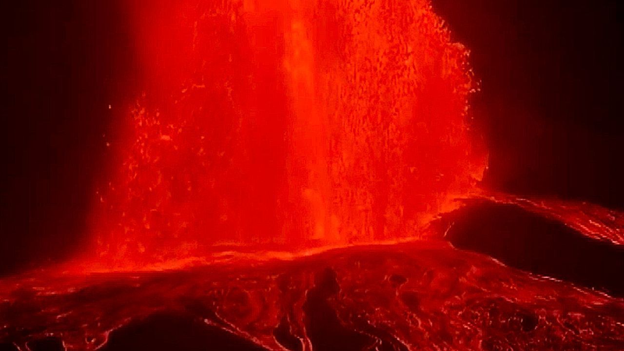 Video: Feuerspektakel: Kilauea schleudert Lava über 200 Meter in die Höhe