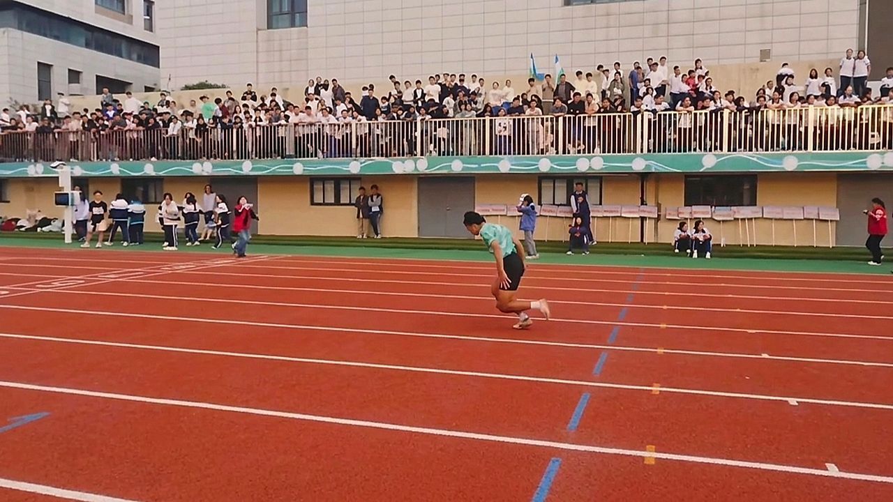 Runner waves to crowd – then throws away first place