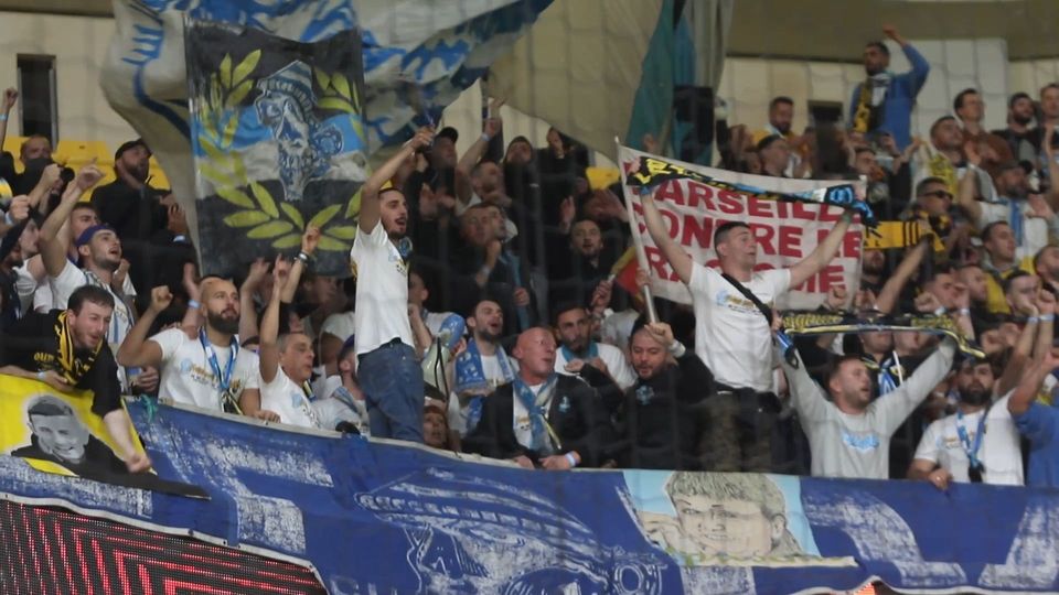 ΑΕΚ – Μαρσέιγ: Οι οπαδοί των δύο ομάδων τραγουδούσαν μαζί στην κερκίδα! (vid)