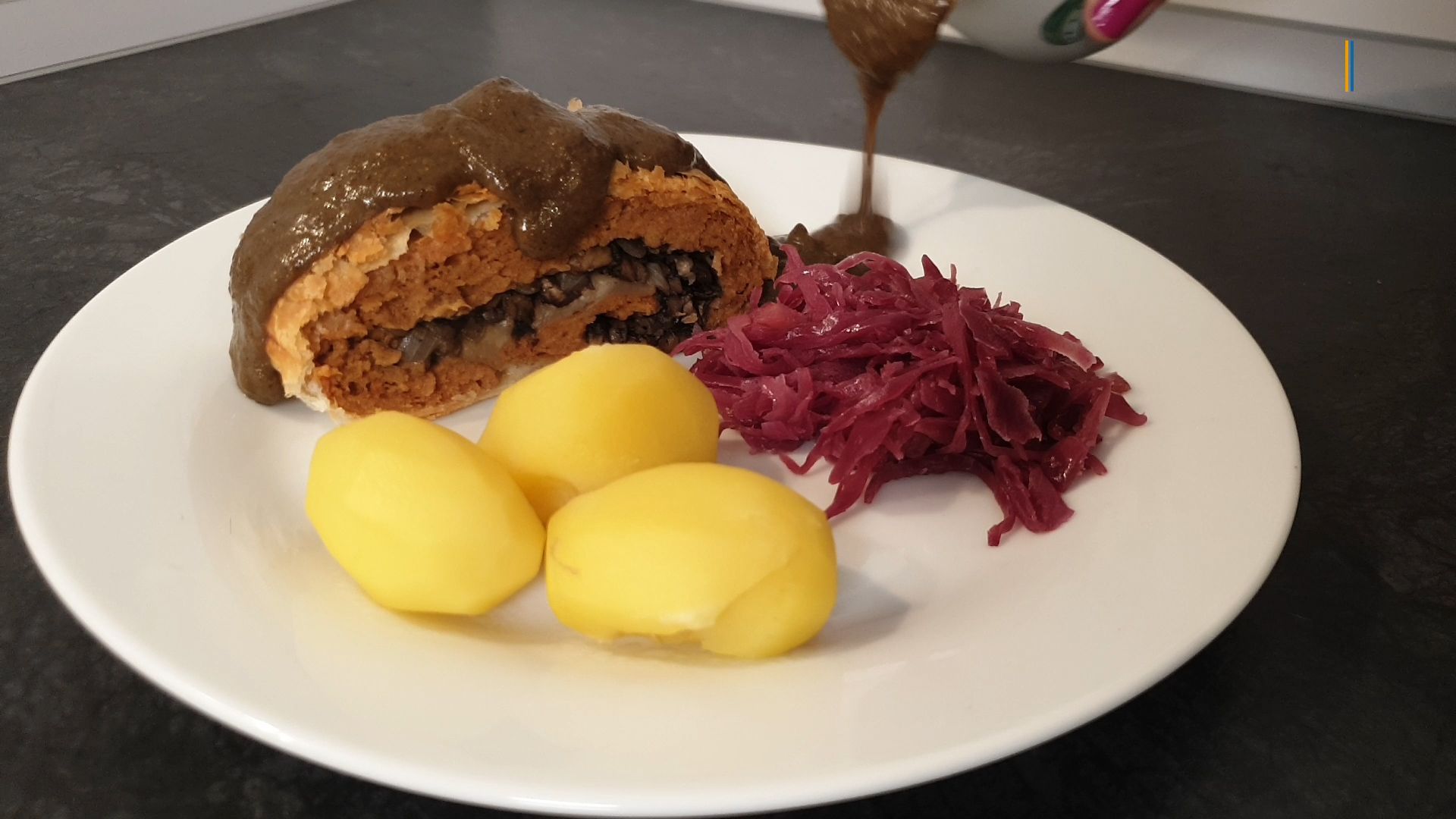 Nachhaltige Weihnachten: Seitanbraten in Blätterteig mit veganer Soße