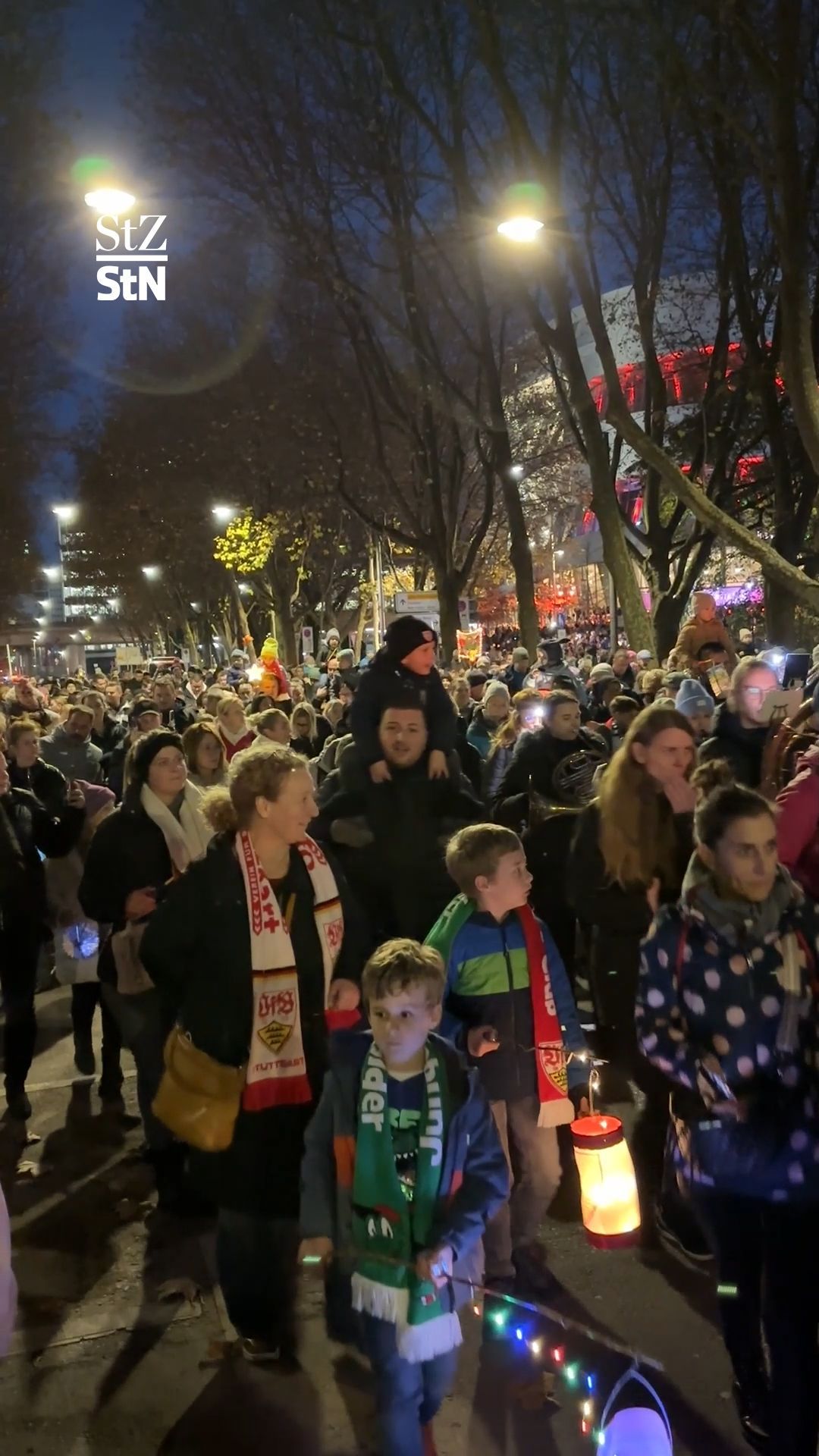 Video: Tausende bei Stuttgarts größtem Laternenumzug