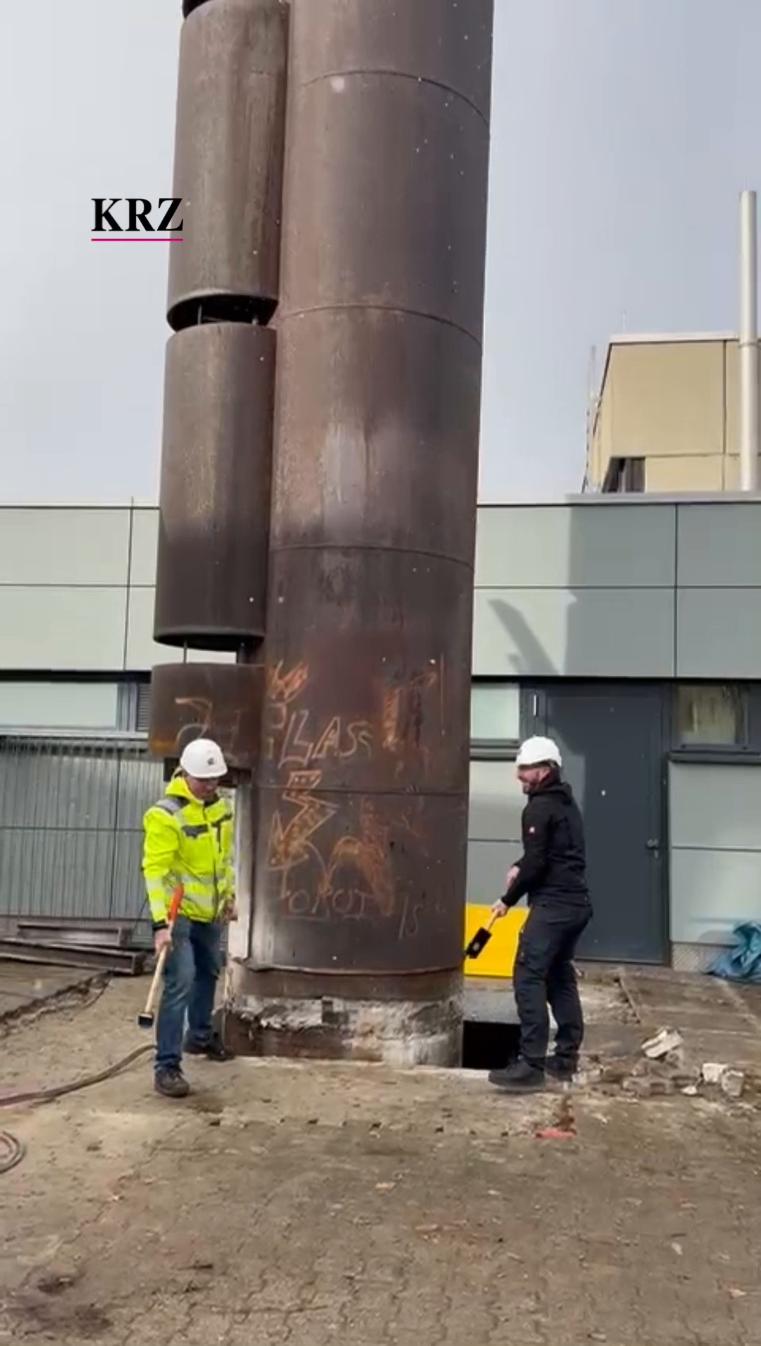 Video: Sanierung des Hallenbads in Waldenbuch: 12 Tonnen schwerer Kamin wird aus Schacht gehoben
