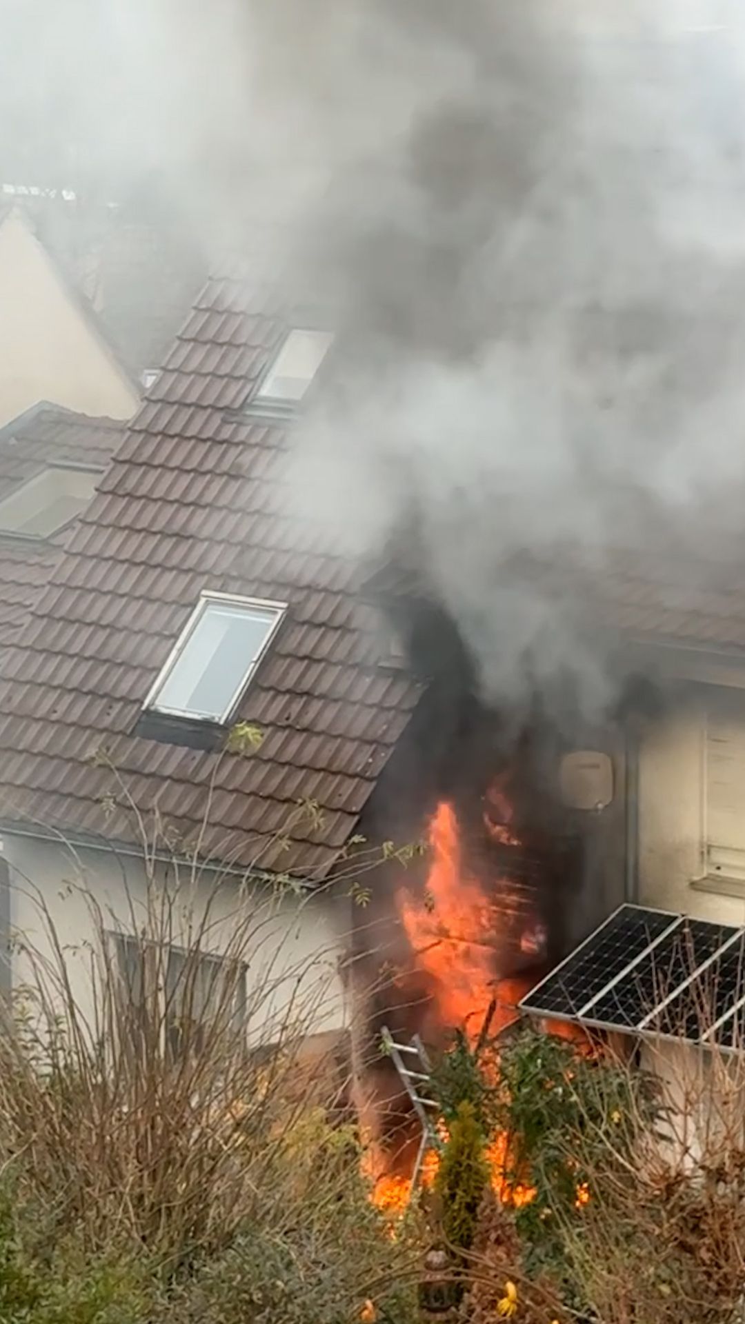 Video: "Dann hab ich gerufen, es brennt, es brennt": Explosionen in Stuttgarter Wohnhaus