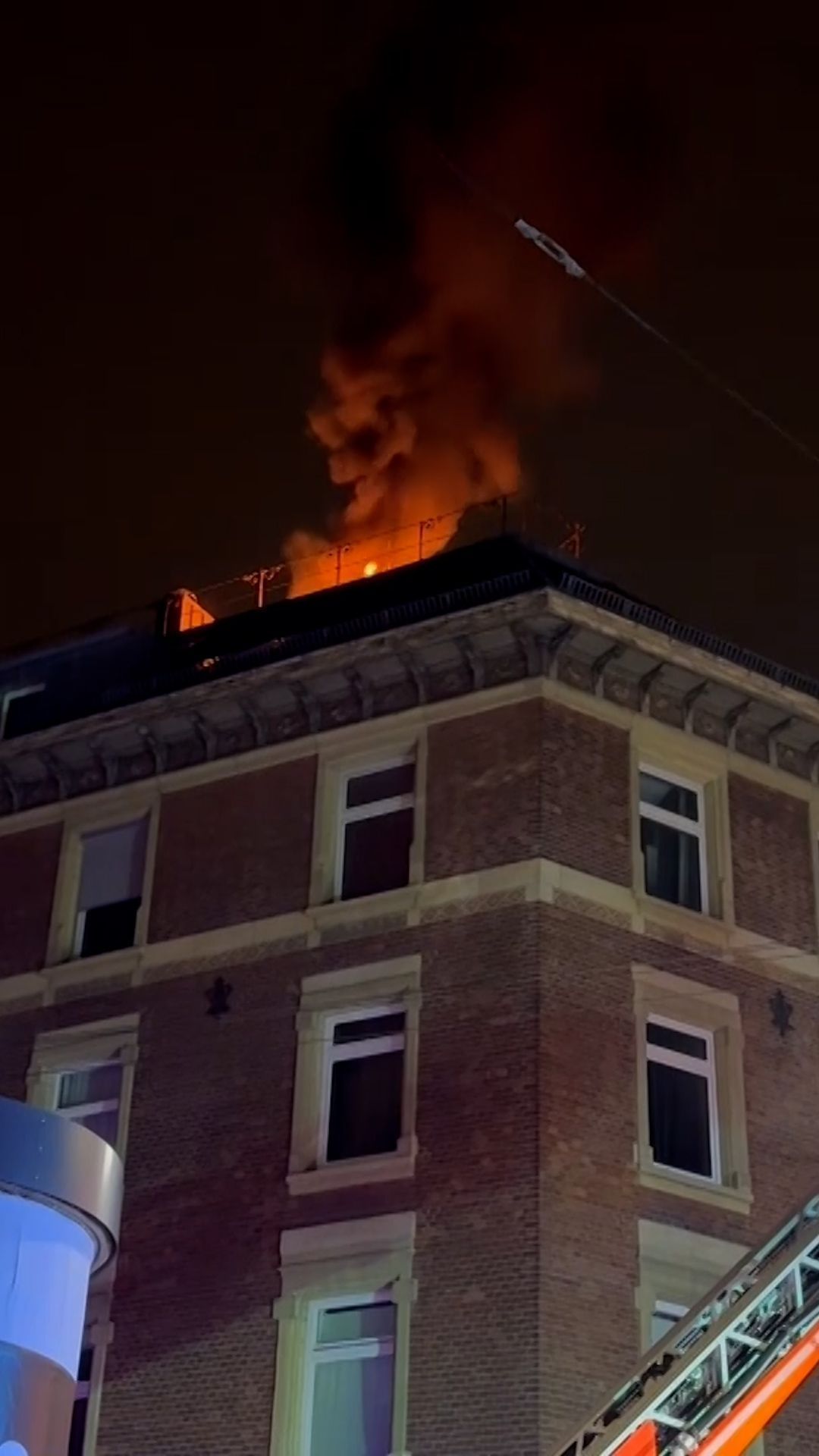 Video: Dachstuhl brennt in Stuttgart: Feuerwehr muss 75 Brände bekämpfen