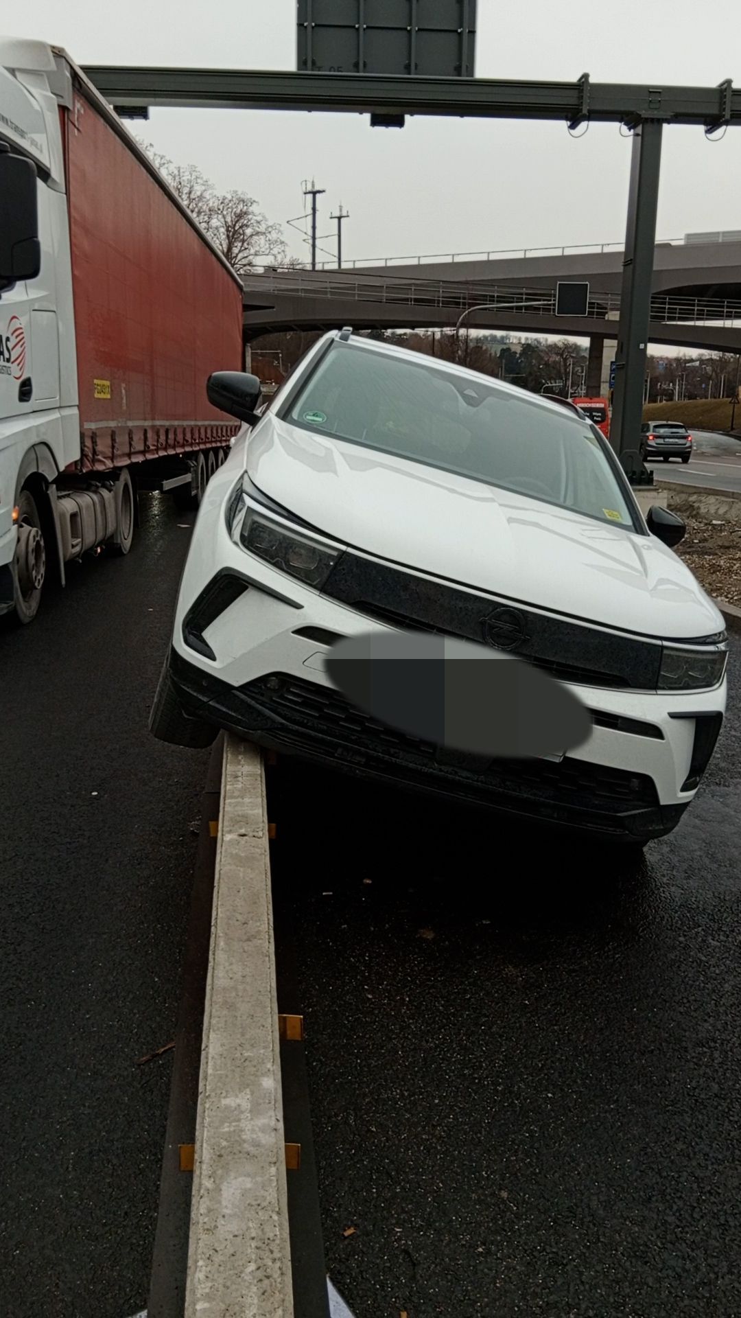 Video: Auto hängt über Mauer: Langer Stau am Rosensteintunnel