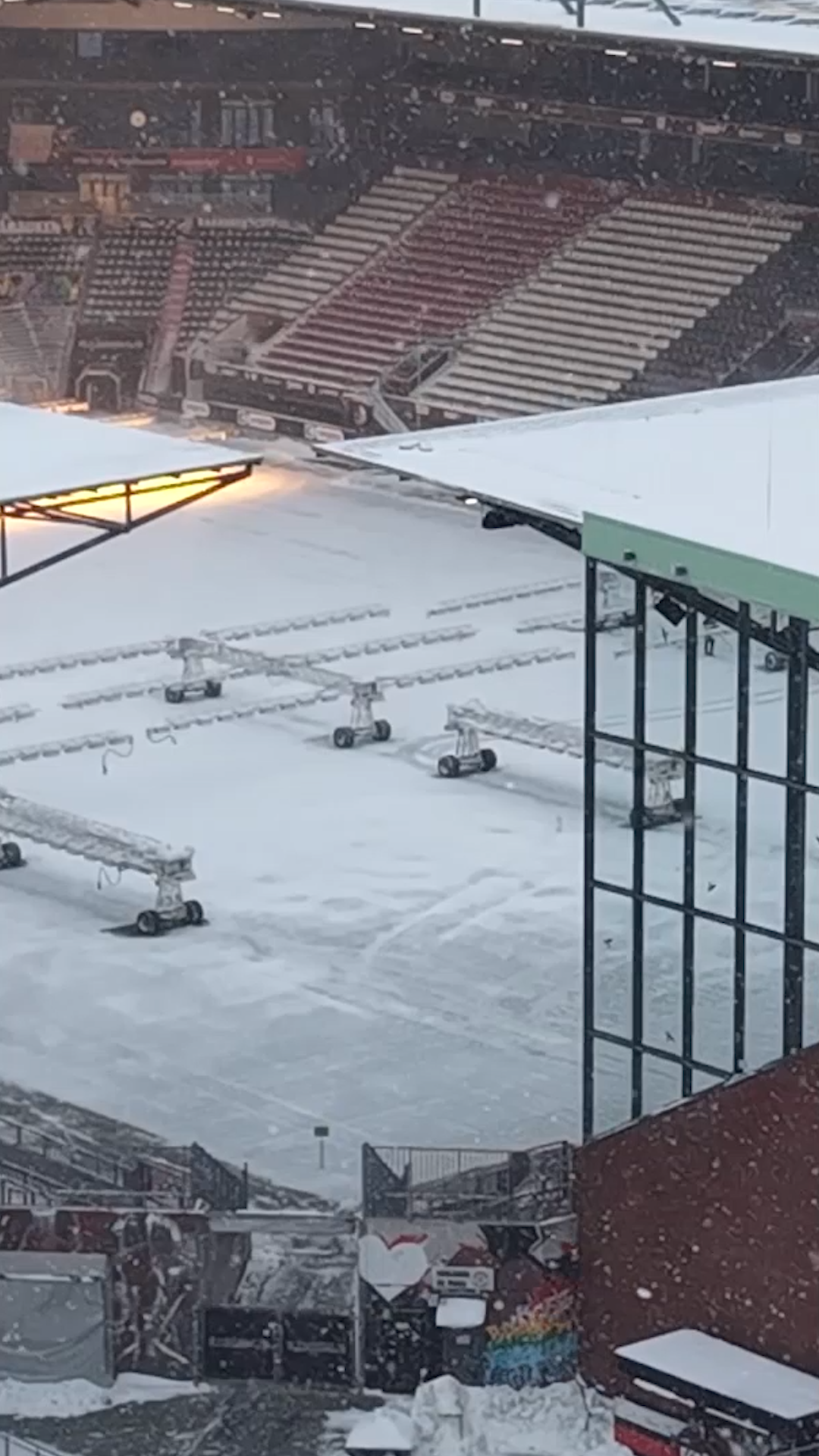 Video: Schnee und Wind: Bundesliga-Spiel St. Pauli gegen Leipzig abgesagt