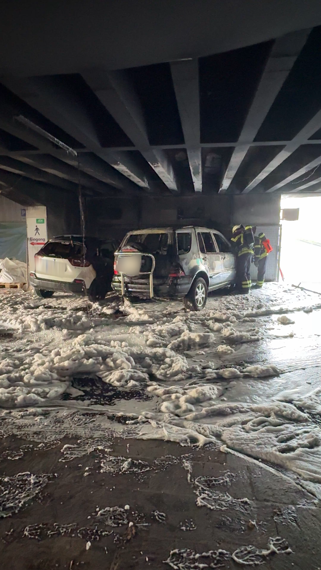 Video: Einsatz in Waiblingen: Mercedes brennt in Tiefgarage – Flammen greifen auf Fahrzeuge über
