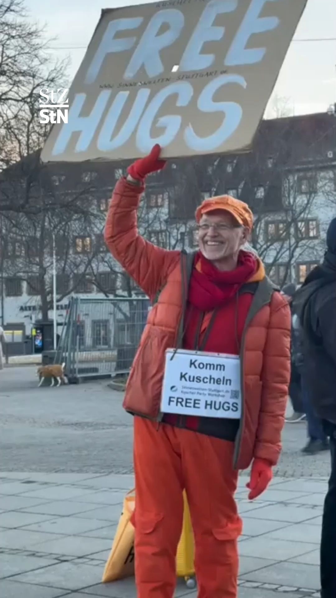 Video: Zum "Weltknuddeltag": Stuttgarter verteilt Free Hugs am Schlossplatz