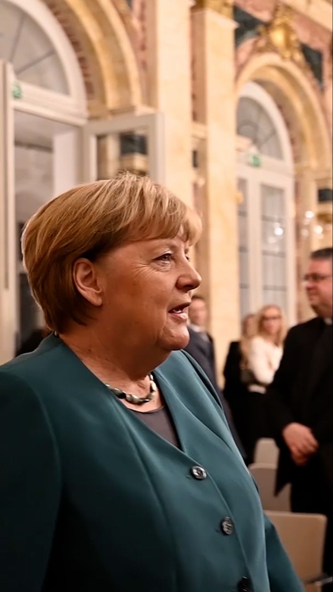 Video: Merkel erstmals seit Regierungszeit wieder bei CDU-Parteitag