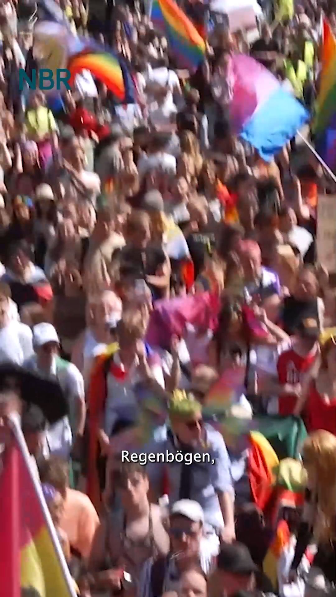 Video: Blumen, Trauer und Tränen nach Angriff am Rande des CSD