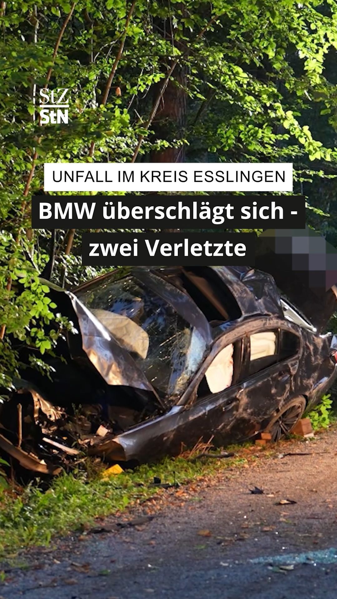 Video: BMW kommt von Fahrbahn ab und überschlägt sich - zwei Verletzte