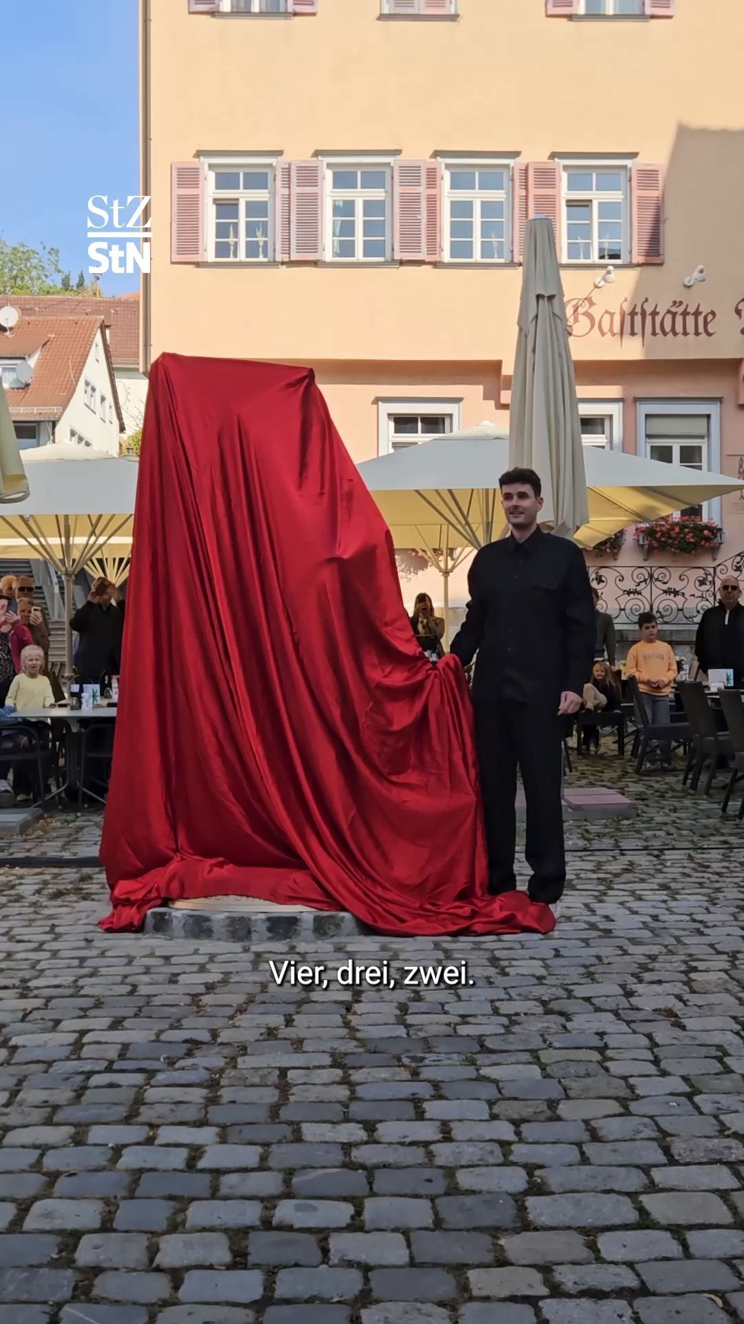 Video: Zwieblinger Teufel: Neue, große Statue mitten in Esslingen enthüllt