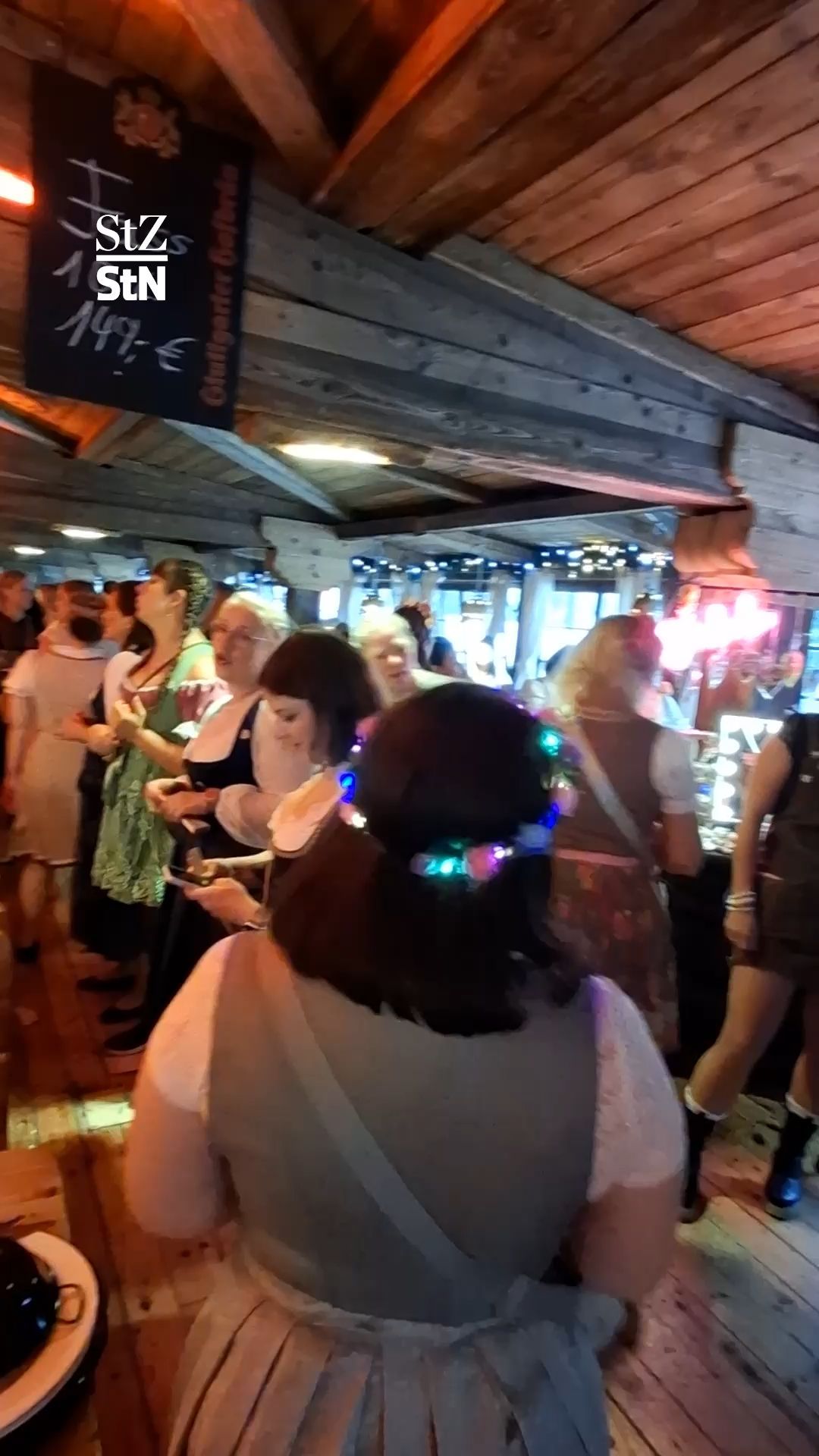 Video: „Mama geht tanzen“-Party zum ersten Mal auf dem Wasen