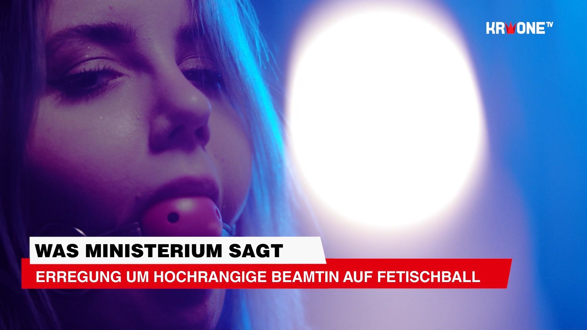 Video: Erregung um hochrangige Beamtin auf Fetischball