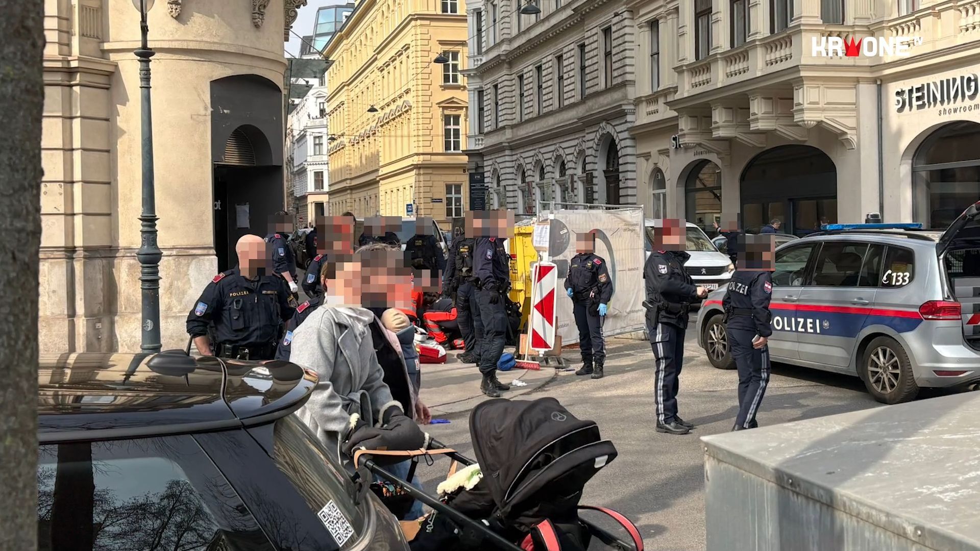 Video: Messer im Spiel: Dramatischer Einsatz vor Geschäft am Wiener Ring