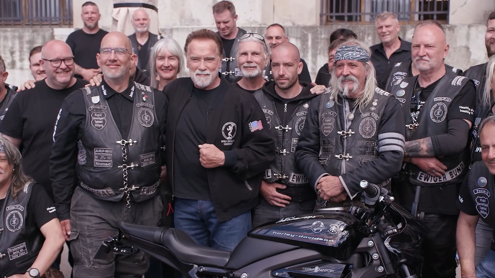Arnold Schwarzenegger on Home Visit ++ Wow-Looks of the Stars