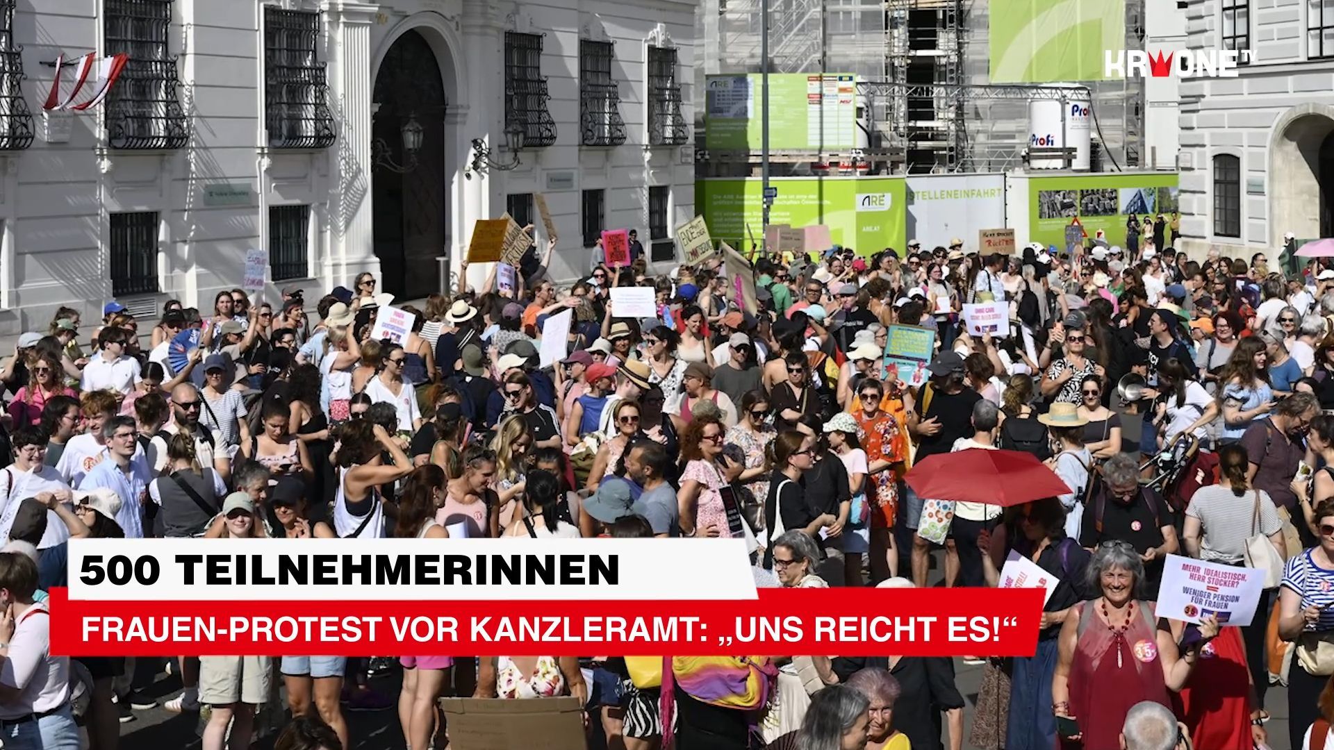 Video: 500 Teilnehmerinnen: Frauen-Protest vor Kanzleramt: „Uns reicht es!“