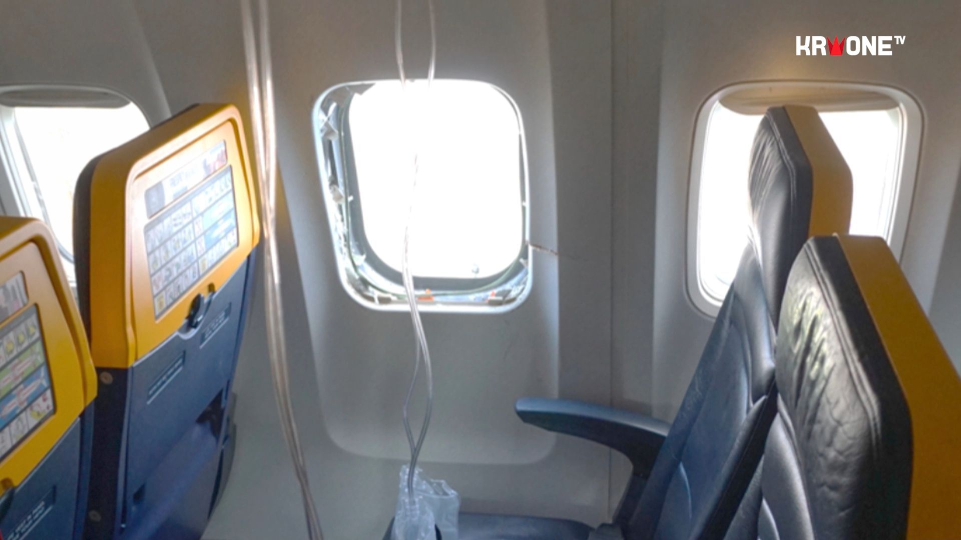 Video: Mann aus Flieger gesaugt: Darum brach das Fenster