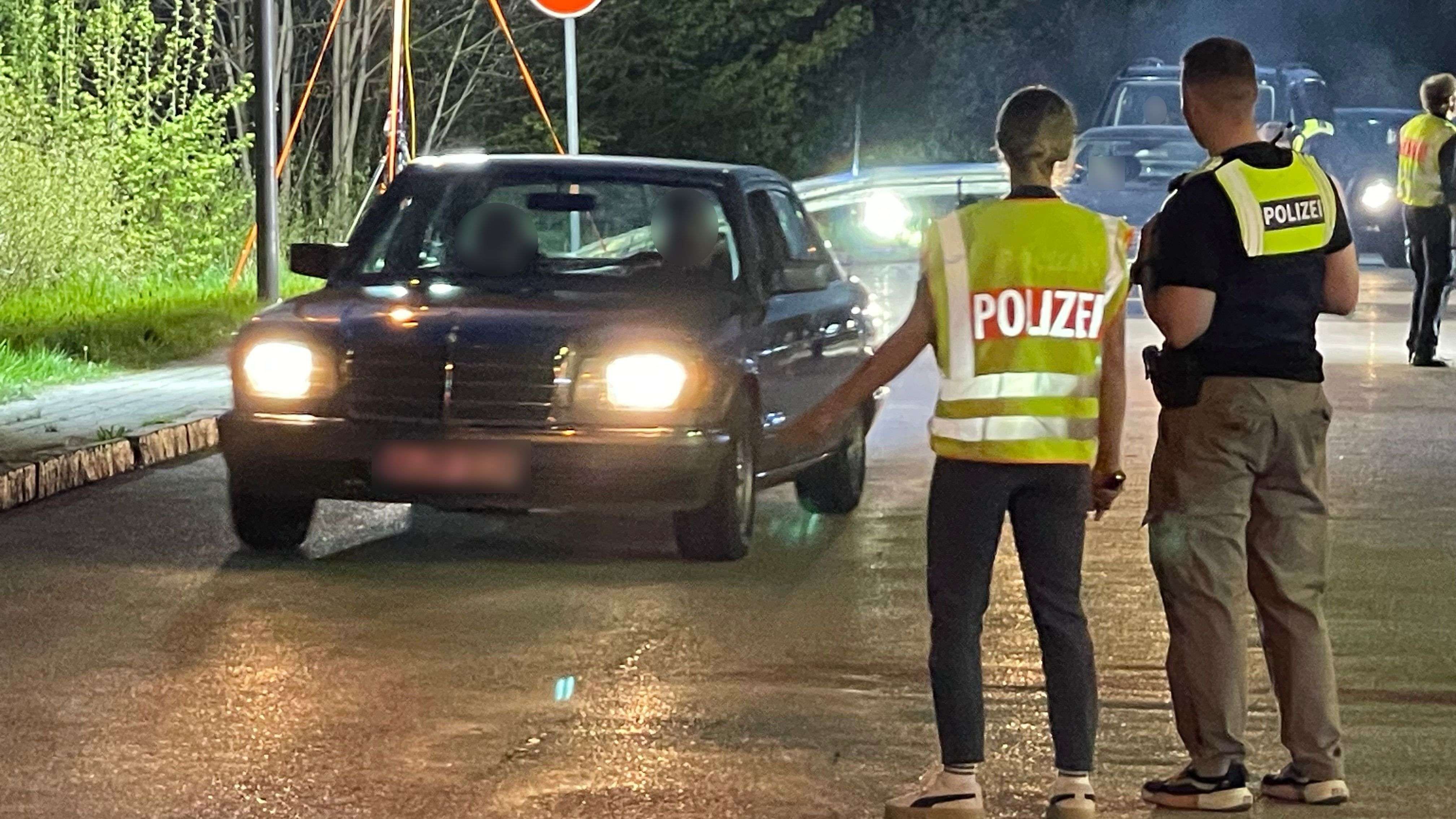 Großkontrolle auf der A7: Hunderte Fahrer im Visier von Polizei und Zoll
