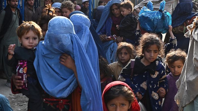 Drohende Abschiebung: Zehntausende afghanische Migranten verlassen Pakistan
