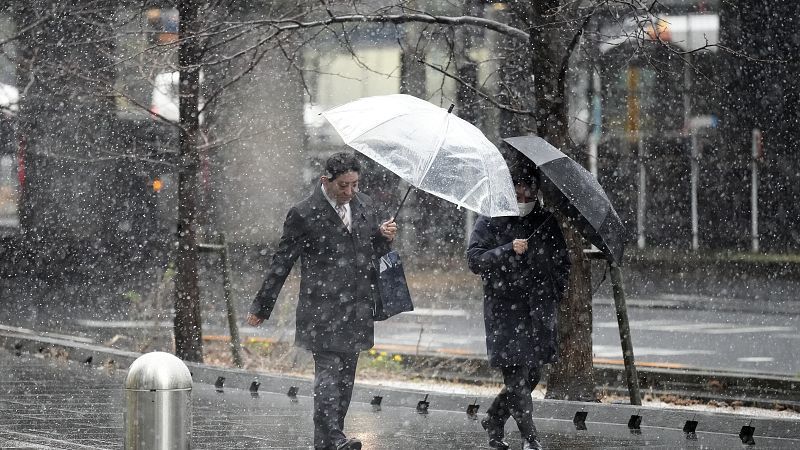 Viel Schnee in Japan - zahlreiche Flüge in Tokio fallen aus