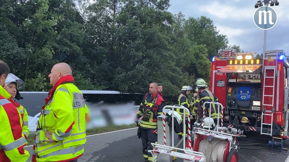 Busunfall bei Waldmnchen: Fahrer tot, fnf Insassen verletzt