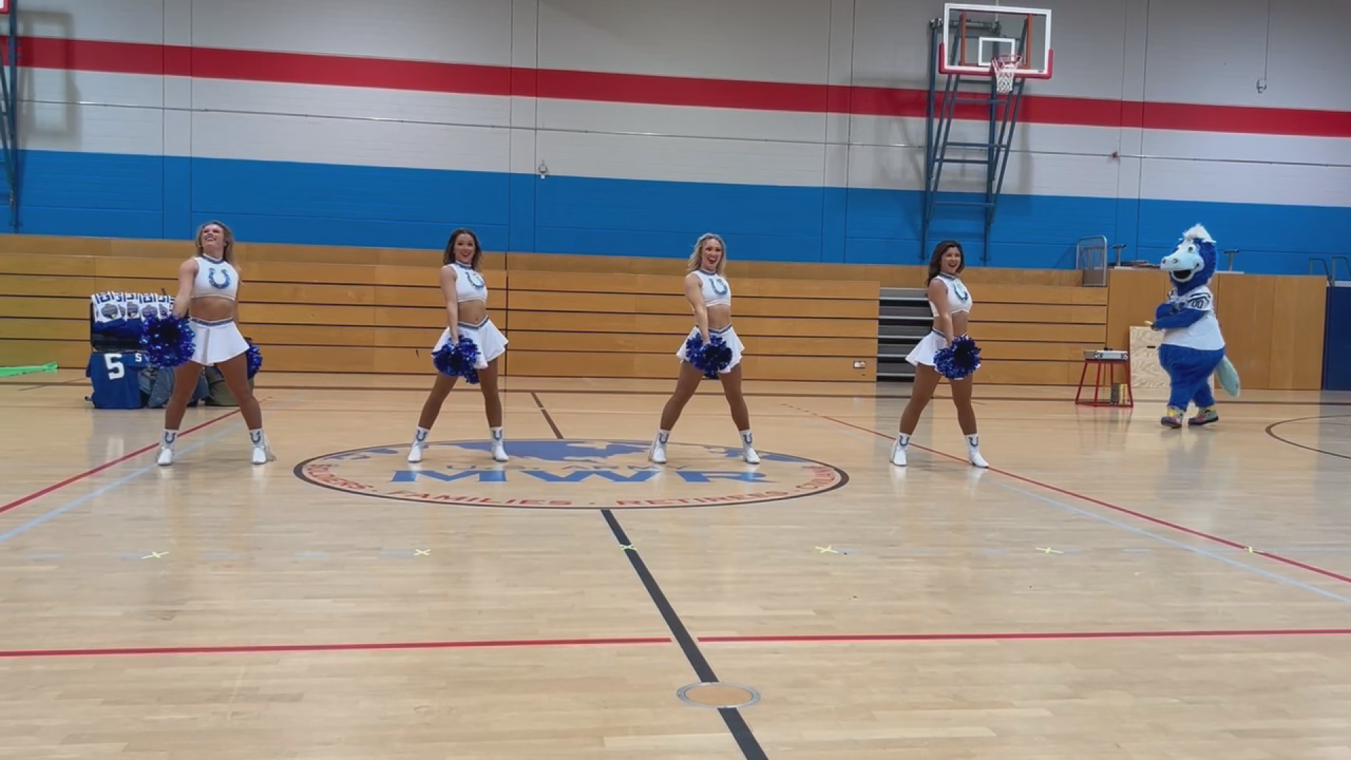 Thanksgiving in Hohenfels: Cheerleader-Besuch und Turkey Bowl