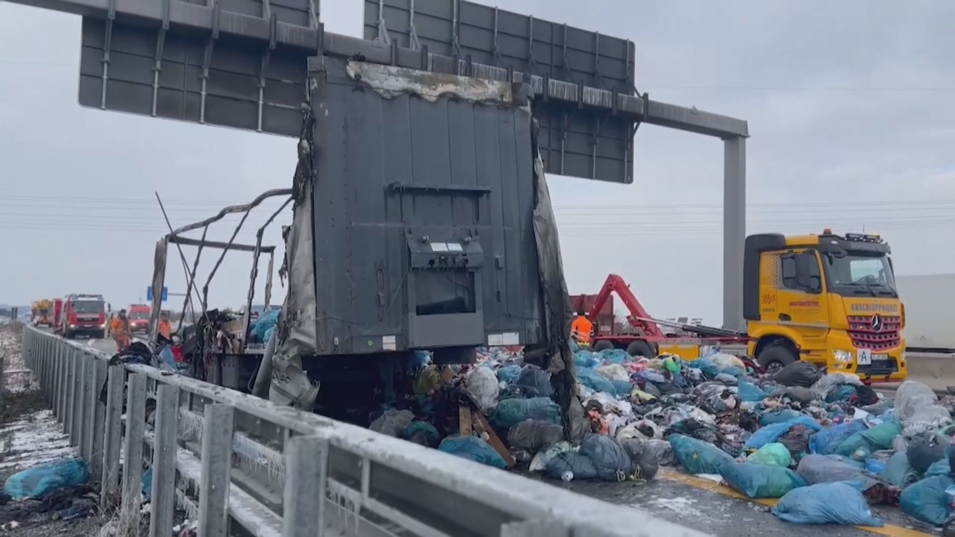 Ein Lastwagen fing bei Regensburg Feuer: A3 Richtung Passau gesperrt
